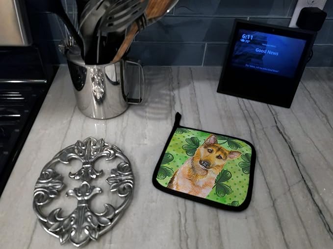 Caroline's Treasures BB9885PTHD German Shepherd #2 St Patrick's Pair of Pot Holders, Green Kitchen Heat Resistant Pot Holders Sets Oven Hot Pads for Cooking Baking BBQ, 7 1/2 x 7 1/2