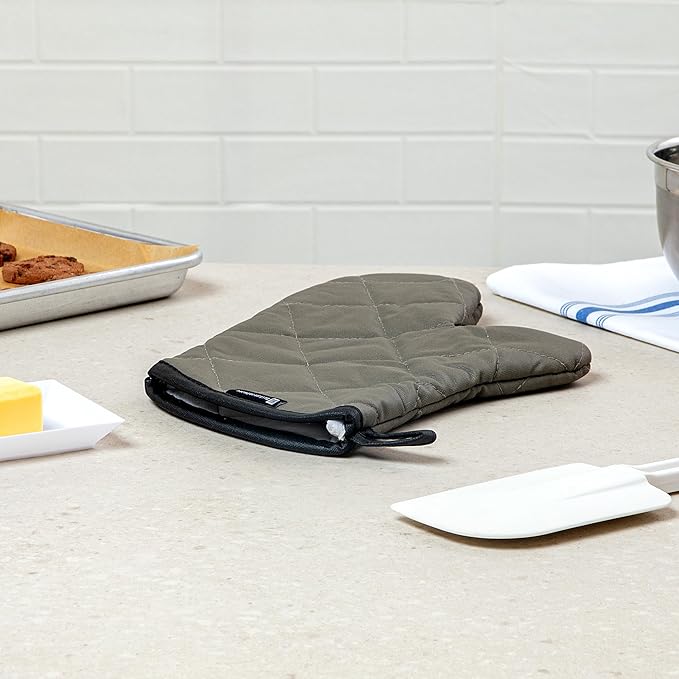 Restaurantware 13.7 x 8 Inch Heavy-Duty Oven Mitt 1 Flame Retardant Kitchen Glove - With Thumb Guard Hanging Loop Gray Cotton Quilted Oven Mitts Heat-Resistant For Cooking And Baking