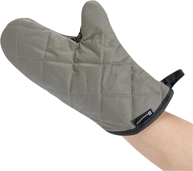 Restaurantware 13.7 x 8 Inch Heavy-Duty Oven Mitt 1 Flame Retardant Kitchen Glove - With Thumb Guard Hanging Loop Gray Cotton Quilted Oven Mitts Heat-Resistant For Cooking And Baking
