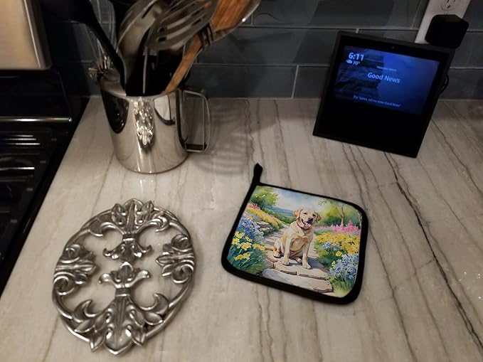 Caroline's Treasures Labrador Retriever Spring Path Pair of Pot Holders Kitchen Heat Resistant Pot Holders Sets Oven Hot Pads for Cooking Baking BBQ, 7 1/2 x 7 1/2