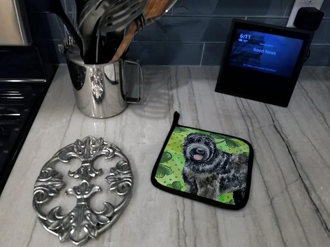 Caroline's Treasures BB9851PTHD Black Russian Terrier St Patrick's Pair of Pot Holders, Green Kitchen Heat Resistant Pot Holders Sets Oven Hot Pads for Cooking Baking BBQ, 7 1/2 x 7 1/2