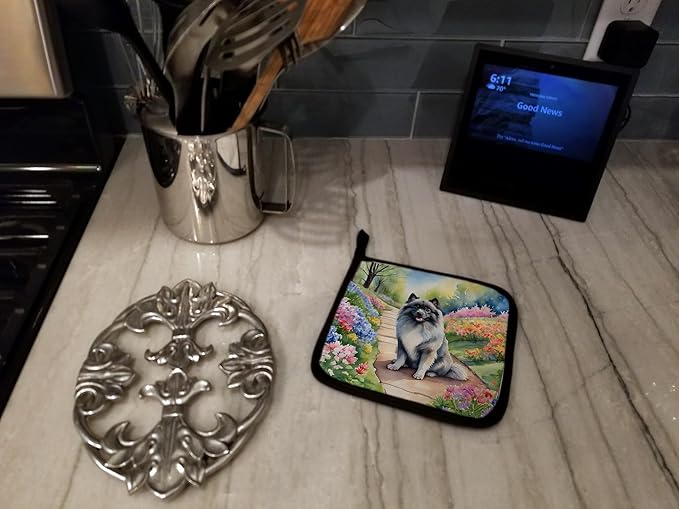 Caroline's Treasures Keeshond Spring Path Pair of Pot Holders Kitchen Heat Resistant Pot Holders Sets Oven Hot Pads for Cooking Baking BBQ, 7 1/2 x 7 1/2