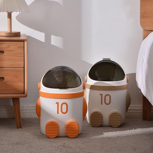 Sylfaen Astronaut Trash Can Wastebasket, 12 Liter / 3.2 Gallon Bathroom Garbage Can with Lid, Garbage Can for Kids, Cute Trash Can for Bedroom, Kids Room, Bathroom, Living Room (Khaki)