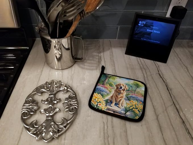 Caroline's Treasures Golden Retriever Spring Path Pair of Pot Holders Kitchen Heat Resistant Pot Holders Sets Oven Hot Pads for Cooking Baking BBQ, 7 1/2 x 7 1/2