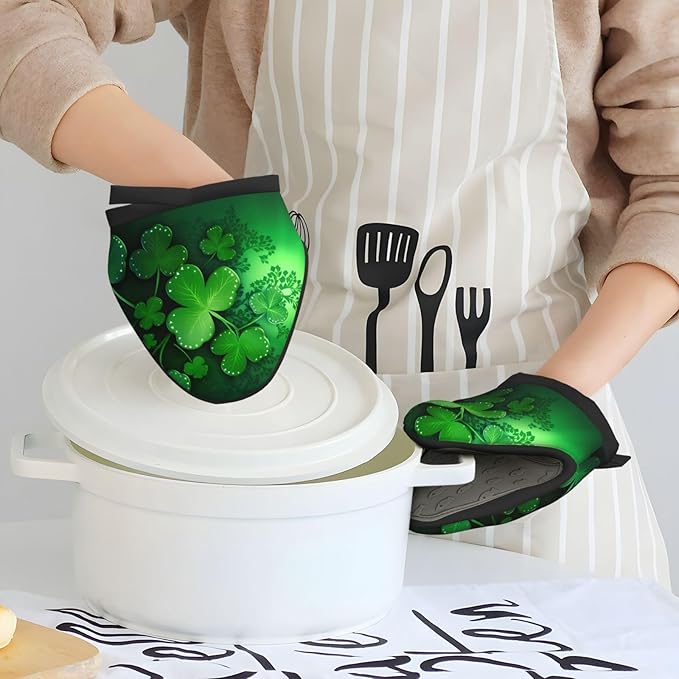 1 Pcs Mini Silicone Oven Mitts Saint Patricks Day Heat Resistant Grill Gloves with Hanging Loop, Green Clover Leaf Little Kitchen Mittens for Cooking Baking BBQ