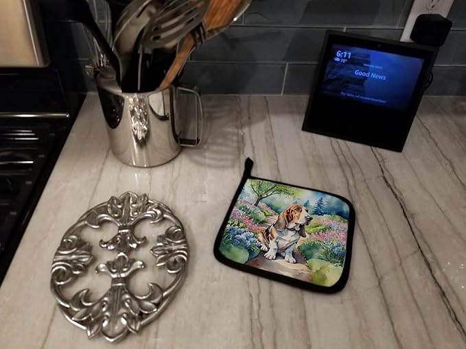 Caroline's Treasures Basset Hound Spring Garden Pair of Pot Holders Kitchen Heat Resistant Pot Holders Sets Oven Hot Pads for Cooking Baking BBQ, 7 1/2 x 7 1/2
