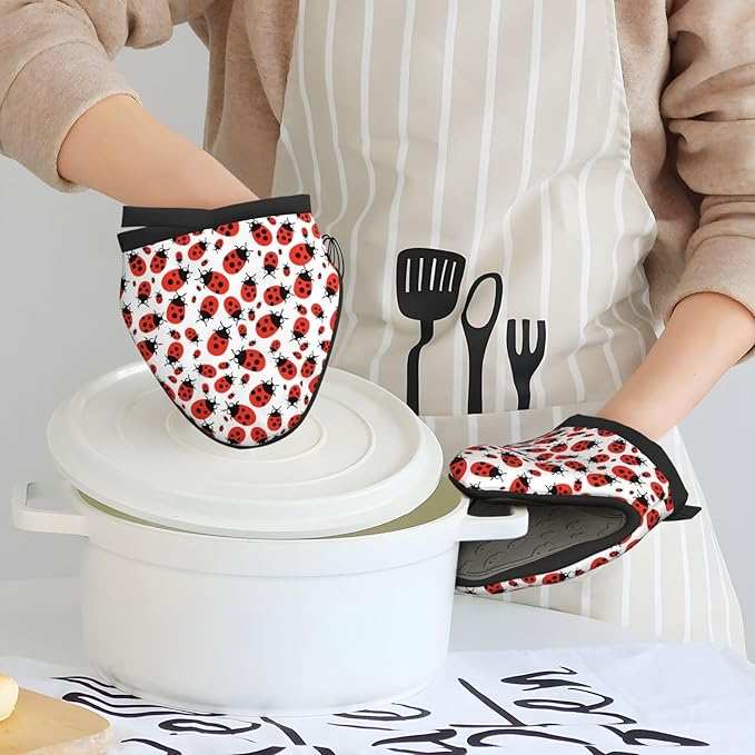 2 Pcs Mini Silicone Oven Mitts Cartoon Ladybug Heat Resistant Grill Gloves with Hanging Loop, Cute Ladybird Short Kitchen Mittens for Cooking Baking BBQ