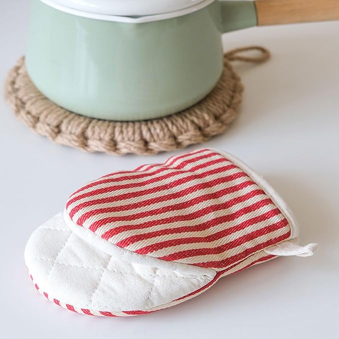 Mini Oven Mitts, Kitchen Oven Gloves Kitchen Mittens 500 Degrees Heat Resistant Baking Gloves with Hanging Loops Hot Gloves for Cooking, Baking (red)