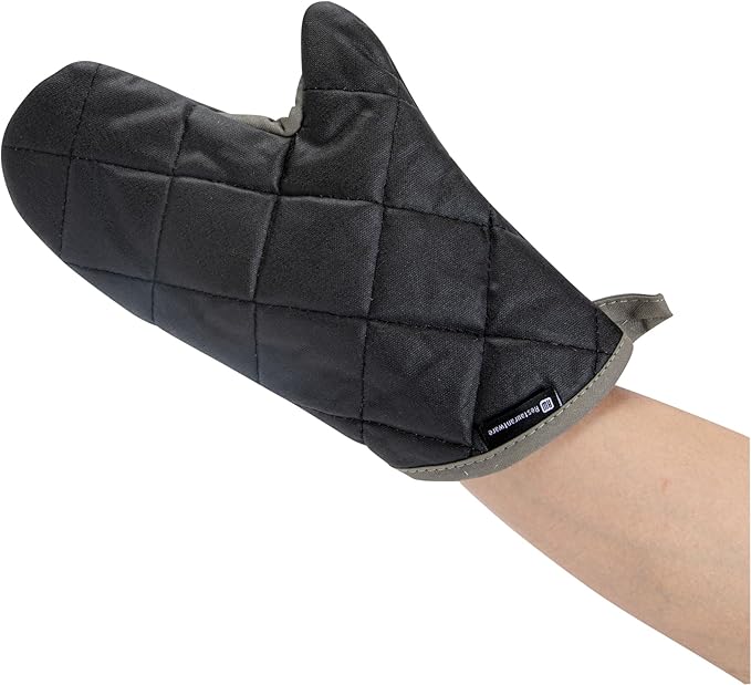 Restaurantware 13.7 x 8 Inch Heavy-Duty Oven Mitt 1 Flame Retardant Heat-Resistant Kitchen Glove - With Thumb Guard Hanging Loop Black Cotton Quilted Glove Heat-Resistant For Cooking And Baking