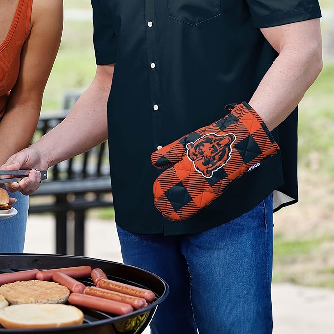FOCO NFL Unisex-Adult NFL Team Logo Grilling Cooking Chef Gear - Oven Mitt