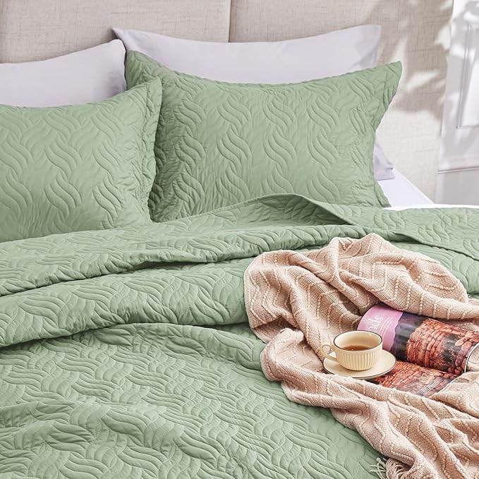 Love's cabin Quilts for Queen Bed Sage Bedspreads Bedding Set - Summer Lightweight Bedspread Comforter - Wave Pattern Bedding Coverlet for All Season - 3 Pieces (1 Quilt, 2 Pillow Shams)