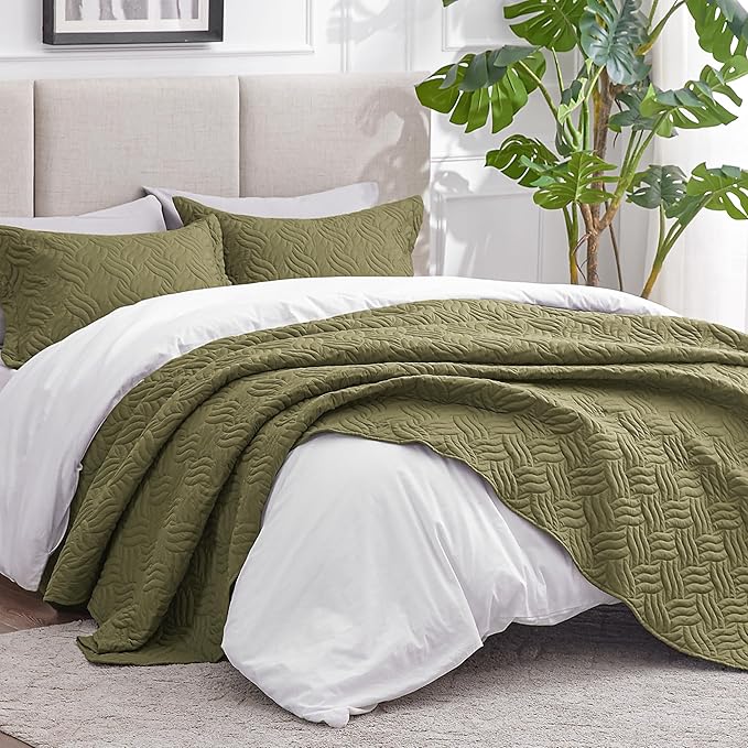 Love's cabin California King Size Quilt Bedding Set Olive Green Bedspread - Cal King Summer Lightweight Bedspread Comforter - Wave Pattern Coverlet for All Season - 3 Pieces (1 Quilt, 2 Pillow Shams)