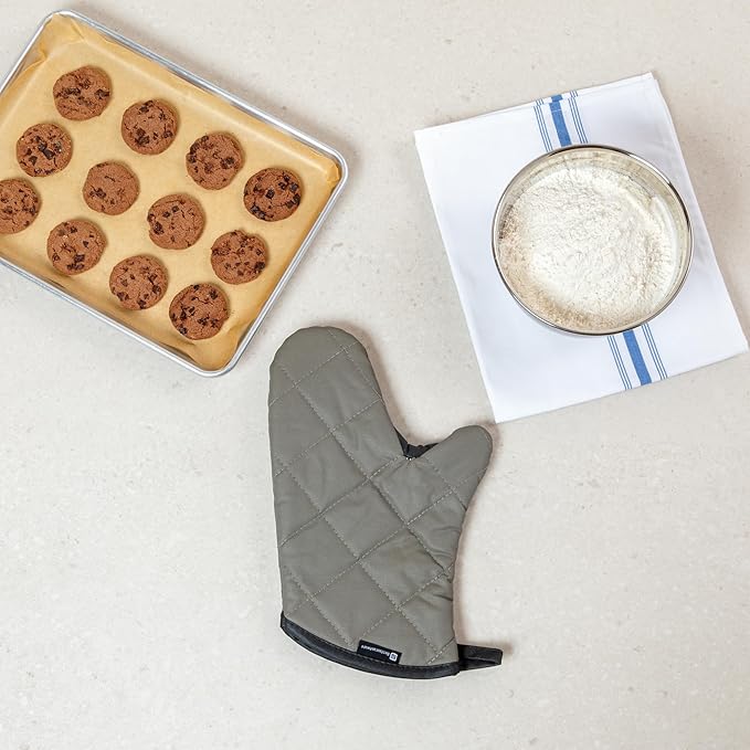 Restaurantware 13.7 x 8 Inch Heavy-Duty Oven Mitt 1 Flame Retardant Kitchen Glove - With Thumb Guard Hanging Loop Gray Cotton Quilted Oven Mitts Heat-Resistant For Cooking And Baking
