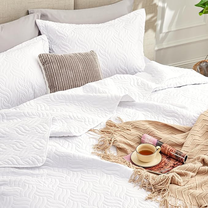 Love's cabin California King Size Quilt Bedding Set White Bedspread - Cal King Summer Lightweight Bedspread Comforter - Wave Pattern Coverlet for All Season - 3 Pieces (1 Quilt, 2 Pillow Shams)