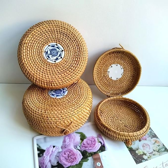 Rattan Box with Lid: Blue-and-White Porcelain Decorative Rattan Storage Box, Hand-Woven Wicker Storage Basket with Lid, for Sundries Tea Case Picnic Food Containers (Round 1, 6.89in*6.89in*2.76in)