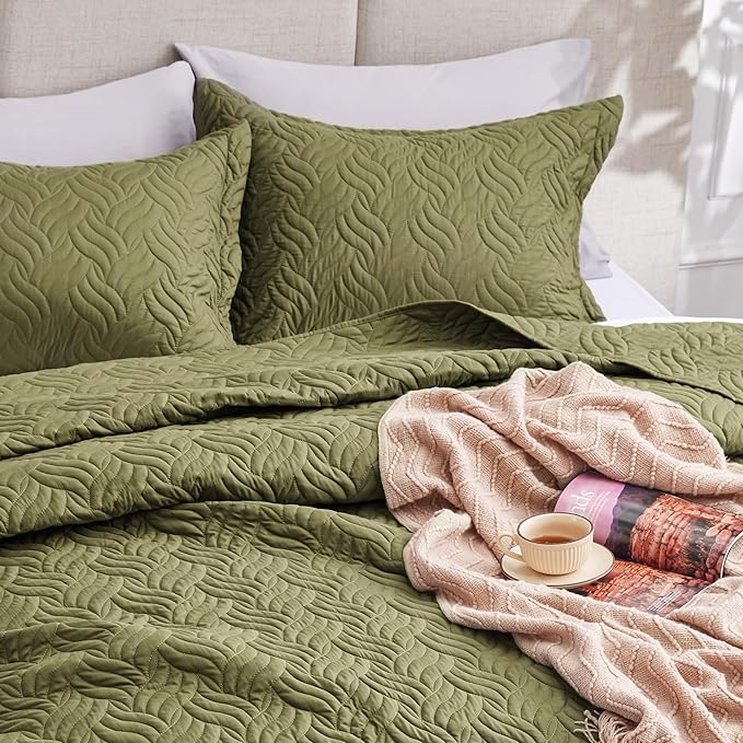 Love's cabin King Size Quilt Bedding Set Olive Green Bedspreads - Bed Summer Lightweight Bedspread Comforter - Wave Pattern Bedding Coverlet for All Season - 3 Pieces (1 Quilt, 2 Pillow Shams)