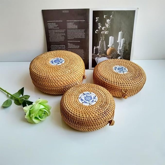 Rattan Box with Lid: Blue-and-White Porcelain Decorative Rattan Storage Box, Hand-Woven Wicker Storage Basket with Lid, for Sundries Tea Case Picnic Food Containers (Round 1, 6.89in*6.89in*2.76in)