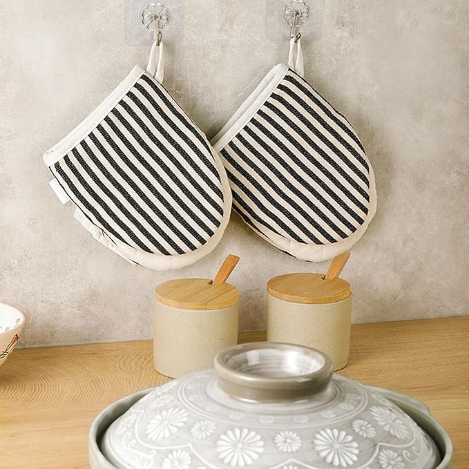 1 Pair Mini Oven Mitts,High Heat Resistant Oven Gloves,Kitchen Short Oven Mit with Hanging Loop for BBQ, Baking, Cooking and Grilling, (Balck)