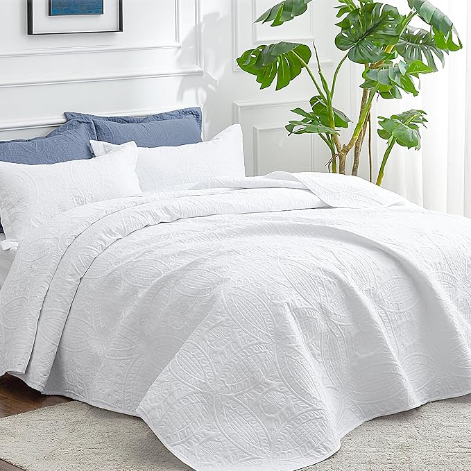 Love's cabin Oversized King Size Quilt Bedding Set White Bedspreads - Oversized King Lightweight Bedspread Comforter - Coin Pattern Coverlet for All Season - 3 Pieces (1 Quilt, 2 Pillow Shams)