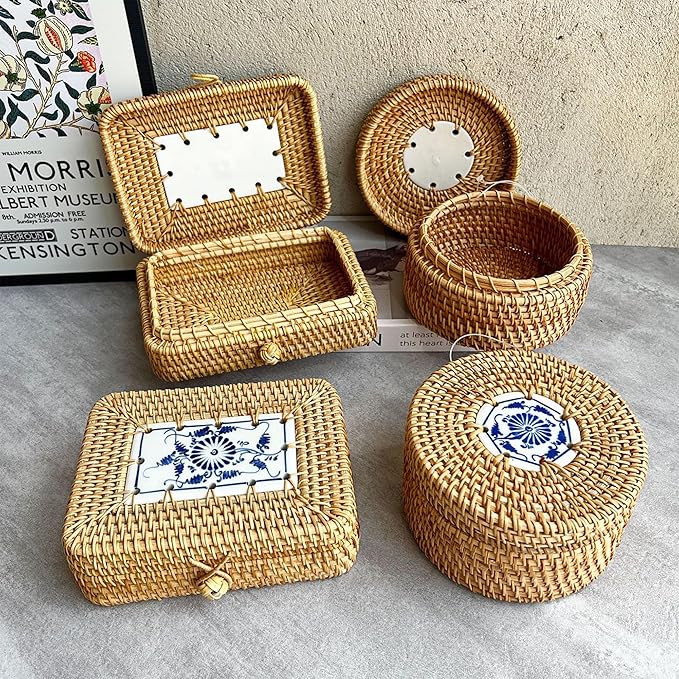 Rattan Box with Lid: Blue-and-White Porcelain Decorative Rattan Storage Box, Hand-Woven Wicker Storage Basket with Lid, for Sundries Tea Case Picnic Food Containers (Round 2, 5.51in*5.51in*2.95in)
