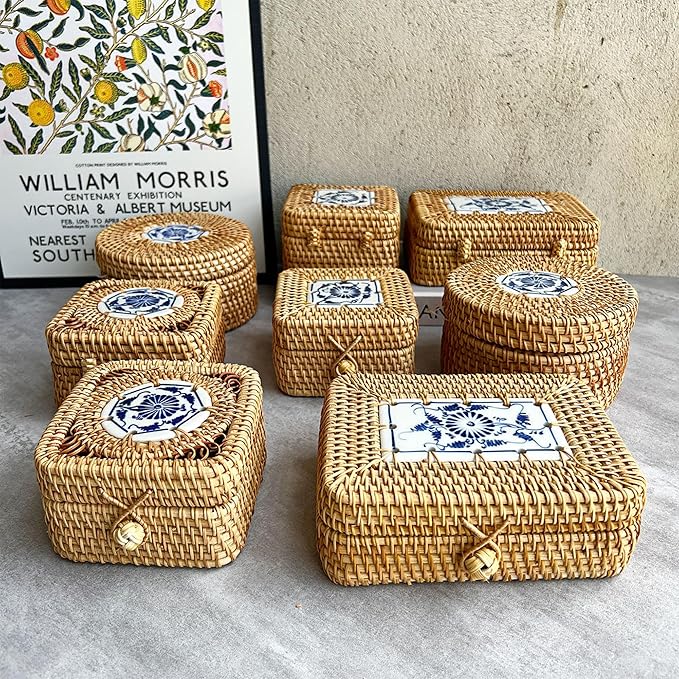 Rattan Box with Lid: Blue-and-White Porcelain Decorative Rattan Storage Box, Hand-Woven Wicker Storage Basket with Lid, for Sundries Tea Case Picnic Food Containers (Round 1, 6.89in*6.89in*2.76in)